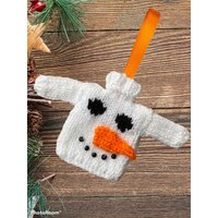 Handgestrickter Mini Weihnachtspullover Baumschmuck Schneemann von ChristmasCreationz