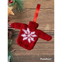 Skurriler Handgestrickter Mini Weihnachtspullover Aus England - Einzigartiger Weihnachtsbaumschmuck von ChristmasCreationz