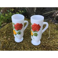 Set Mit 2 Vintage Avon Milk Glass Mokkatassen/Bechern Griffen Und Roten Gelben Rosen von ChristyLouVintage