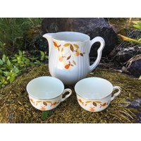 Set Mit 3 Vintage Hall's "Autumn Leaf" Krügen & 2 Tassen | Hall's Superior Quality Küchengeschirr in Creme Goldrand Und Blumen von ChristyLouVintage
