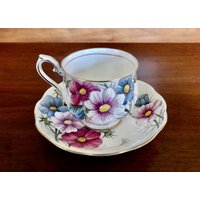 Vintage Royal Albert Handbemalte Knochen China Teetasse Und Untertasse, Blume Des Monats Cosmos No. 10 von ChristyLouVintage