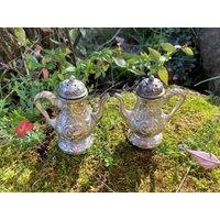 Vintage Verschnörkelte Silber Metall Teekannenförmige Salz - Und Pfefferstreuer | Made in Japan Silberplate? von ChristyLouVintage