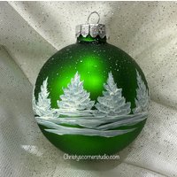 Grüne Handbemalte Glas-Weihnachtskugel-Ornament, Winterliche Weiße Kiefern von ChristysCornerShop