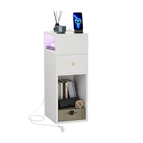 Schmaler Nachttisch mit LED-Beleuchtung und Ladestation - 4-Etagen Kommode mit 2AC+2USB, 1 Schublade, Bluetooth Licht, Weiß - 66X30x25cm Nischenschrank als Beistelltisch oder Schmales Regal von ChromaCasa