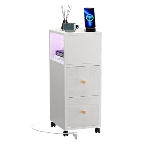 Schmaler Nachttisch mit LED-Beleuchtung und Ladestation - 4-Etagen Kommode mit 2AC+2USB, 2 Schublade, Bluetooth Licht, Weiß - 66X30x25cm Nischenschrank als Beistelltisch oder Schmales Regal von ChromaCasa