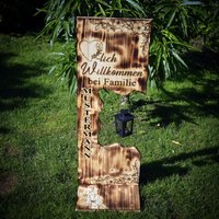 Willkommensschild Aus Holz/Personalisiert Für Deine Familie/Holzaufsteller/Holz Deko Schild/Eingangsschild Mit Laterne/ Art.nr.esw004 Willkommensschild Aus Holz/Personalisiert Für Deine Familie/Holzaufsteller/Holz Deko Schild/Eingangsschild Mit Laterne/ Art.nr.esw004 von ChronicleCrafts24
