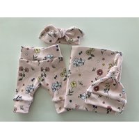 Bees & Flowers Swaddle Decke Und Newborn Hut Oder Stirnband Set. Neugeborenen Leggings. Take Home Foto Prop. Baby Shower Geschenk von ChubbyCheekbabies