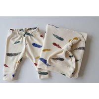 Feder Bio Swaddle Decke & Newborn Hütchen Set. Neugeborenen Leggings. Gender Neutrales Take-Home-Set. Baby-Dusche-Geschenk. Fotorequisite von ChubbyCheekbabies