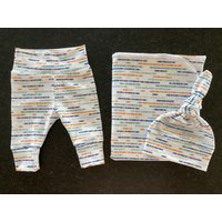 Gender Neutral Take Home Set. Binärcode Streifen Swaddle Blanket & Newborn Hat Neugeborenen Leggings. Baby Shower Geschenk. Foto Requisite von ChubbyCheekbabies