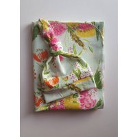 Spucktuch & Neugeborenenmütze Set. Neugeborene Mädchen Kommt Nach Hause. Florales Swaddle Baby Geschenk Zur Dusche. Foto Requisite von ChubbyCheekbabies