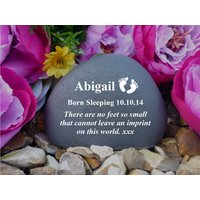 Memorial Pebble - Personalised Weatherproof Baby Feet Design Freestanding von ChurchyardAngels
