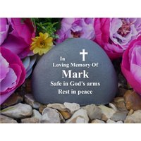 Memorial Pebble - Personalised Weatherproof Cross Design Freestanding von ChurchyardAngels