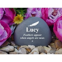 Memorial Pebble - Personalised Weatherproof Feather Design Freestanding von ChurchyardAngels