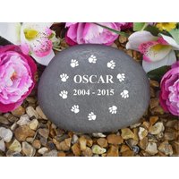 Personalised Pebble | Stone Effect Large - Pet Memorial Weatherproof Paw Print Circle von ChurchyardAngels