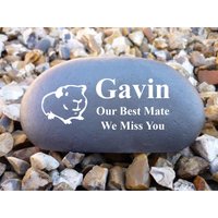 Personalised Pebble | Stone Effect - Pet Memorial Weatherproof Guinea Pig Medium von ChurchyardAngels