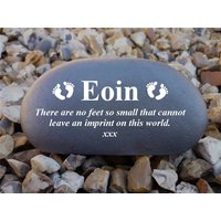 Personalised Pebble | Stone Effect - Weatherproof Medium Baby Foot Prints von ChurchyardAngels