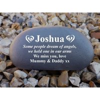 Personalised Pebble | Stone Effect - Weatherproof Medium Heart/Baby Foot Prints von ChurchyardAngels