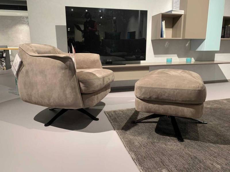 Sessel Boheme Leder Natural Velours Seppia Gestell Schwarz Drehbar mit Hocker von Cierre