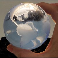 Selten "Blau Mit Silbernem Briefbeschwerer "Hold World in Palm Of Your Hand Blue Glass World"." von CindysAntiqueBtq