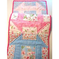 Gesteppter Tischläufer Frühling Kirschblüten, Churn Dash von CindysQuiltPatch