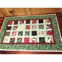 Gesteppter Tischläufer - Weihnachten Fenster Patchwork von CindysQuiltPatch