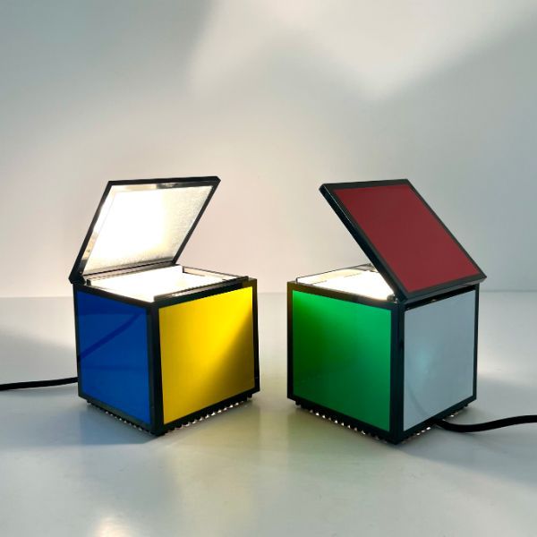 Paar Nachttischlampen Cuboluce fünf Farben von Franco Bettonica und Mario Melocchi (90er Jahre), Cini&Nils von Cini&Nils