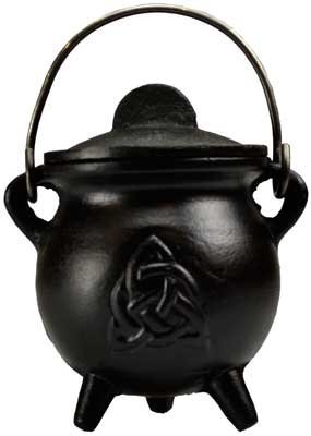 3 Triquetra Cast Iron Cauldron with Lid by Raven Blackwood von CircuitOffice