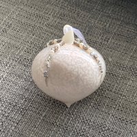 Antik Stil Weiß Marmor Effekt Glas Weihnachtsbaum Dekoration Mit Perlen | 8cm - Sultan Form Festlicher Winter Glitz Glamour Geschenk von CirencesterChristmas