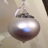 Matt Silber Glas Weihnachtsbaumschmuck Mit Perlen | 8cm - Sultan Form Festlicher Winter Minimal Grau Edel Urban Modern Glitz Glam von CirencesterChristmas