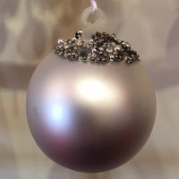 Matt Silberne Christbaumdekoration Aus Glas Mit Perlen | 8cm - Festlicher Winter Minimal Grau Edel Urban Modern Glitz Glam Mono von CirencesterChristmas