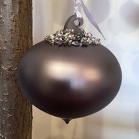 Messing Christbaumschmuck Aus Matt Mit Perlen | 8cm - Sultan Form Festlicher Winter Minimal Edel Urban Modern Glitz Glam von CirencesterChristmas