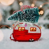 Retro Roter Weißer Wohnwagen, Der Weihnachtsbaum-Hängende Spielerei Trägt - Winterwunderland-Festlicher Spaß Caravanning, Draußen Im Freien von CirencesterChristmas