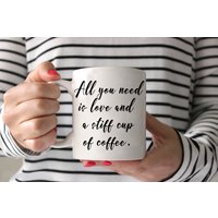 Kaffeebecher - Alles Was Sie Brauchen Ist Liebe Und Einer Steifen Tasse Kaffee Lustige Kaffee-Liebhaber-Geschenk Keramikbecher Addict von CityMonograms