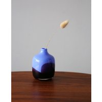 Vintage Studio Handmade Bud Vase Blau + Lila Glas Überfang Minimalist Mid Century Modern Design von CityOfTomorrow
