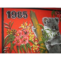 Roter Baumwoll-Kalender 1985. Geschirrtuch Koalas Design. Gedruckte Koalatafel Lieferungen von Clarazelli