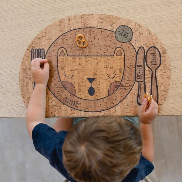 Clarissakork Kinder Tischset Chilling Lion von Clarissakork