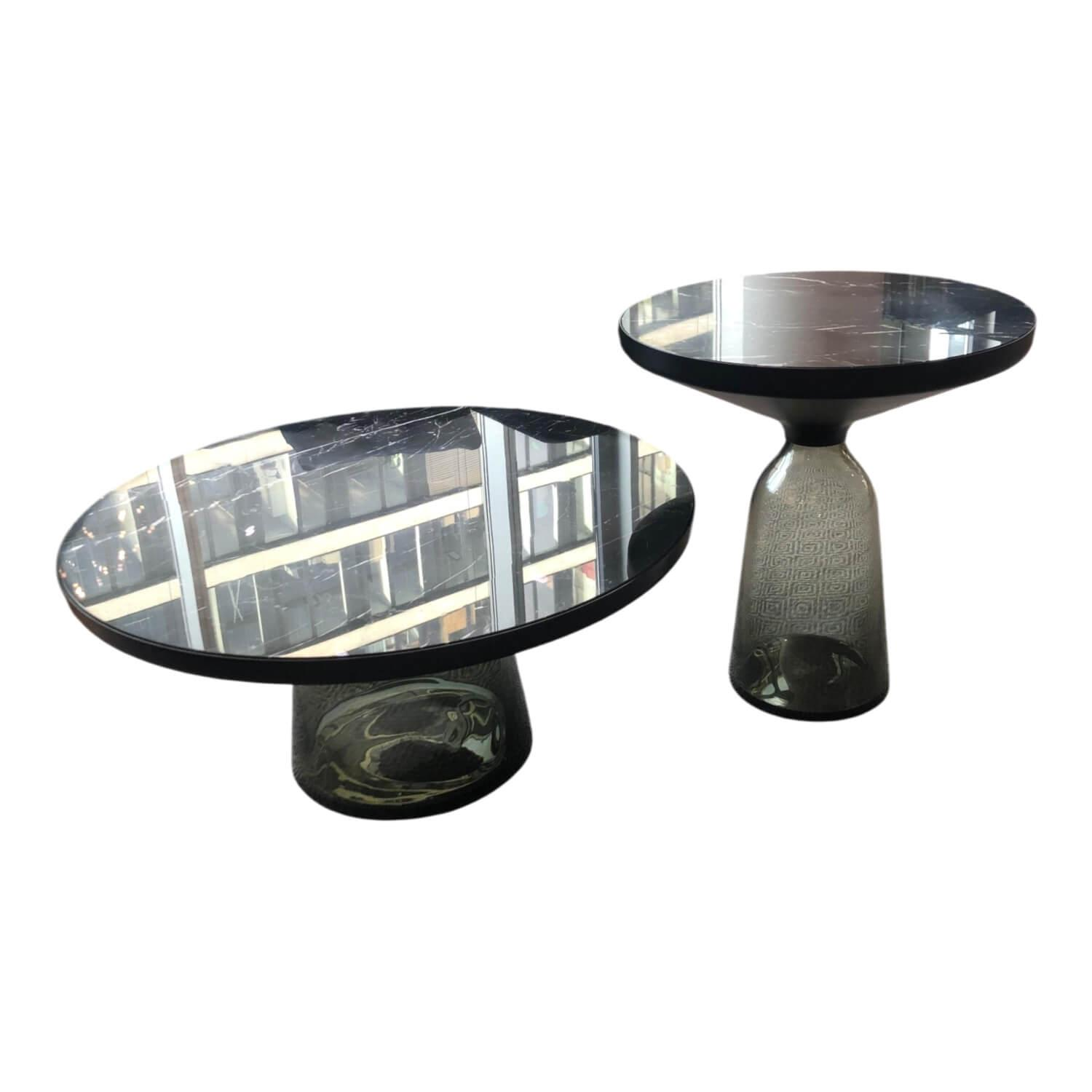 2er-Set Bell Coffee Table und Bell Side Table Marmor Nero Marquina Fuß Quarzgrau von ClassiCon