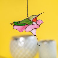 Blumen-Buntglas-Fensterbehang Geburtstagsgeschenk Kolibri Buntglas-Vogel Suncatcher Kolibri-Geschenke Futterhaus-Dekor von ClassyGlassyThings