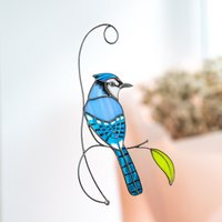 Mutter-Tagesgeschenke Blauhäher-Buntglas-Vogel-Suncatcher-Moderne Glasmalerei-Fenster-Behang-Vogel-Garten-Dekor von ClassyGlassyThings