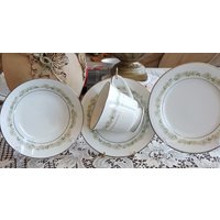 Frühstück Für 6 Noritake Trilby China Set 4 Stück Einstellung Tan/Grau Und Weiß Gänseblümchen Blumen Auf Mit Platin Trim Hochzeitsgeschenk von ClassyTea