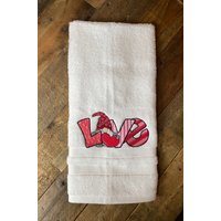 Valentine's Love Gnome Handtuch - Bestickte Handtücher. Gestickt. Geschenke. Valentinstag von ClaudiaDesignsShop