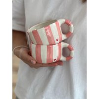 Handbemalte Keramik Kaffeetasse Rosa Streifen & Rotes Herz, Handgefertigte von ClayPoetryCeramics