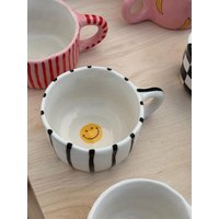 Handbemalte Keramik Kaffeetasse Weiß Mit Schwarzen Streifen, Handgefertigte von ClayPoetryCeramics
