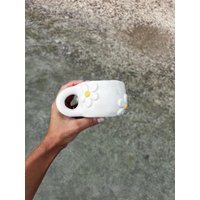 Handgefertigte Weiße Keramiktasse Mit 3D Daisy Blüten von ClayPoetryCeramics