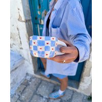 Handgemachte Keramiktasse - Babyblaue Karierte Mit Herzen von ClayPoetryCeramics