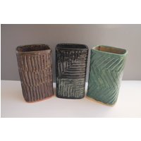 Handgefertigte Keramik Vasen in Grün Braun Gelb Golden Schwarz Blau Glasiert von ClayRavenPottery