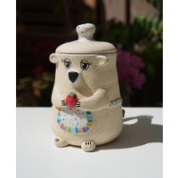 Benutzerdefinierte Bärenbecher/Bär Hält Etwas Ihrer Wahl Handgefertigter Keramikbecher Süßer Bärngeschenk von ClayThreadAndCat