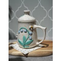 Goldene Bienen Und Maiglöckchen Handgemachte Keramiktasse Mit Deckel Vorbestellen von ClayThreadAndCat