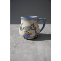 Handgemachte Waschbär-Tasse Star Chaser Keramiktasse Handgemachte Waschbär-Tasse Star Chaser Keramiktasse von ClayThreadAndCat