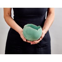 Großer Türkisfarbener Keramikpflanztopf Mit Ablaufloch Und Untersetzer | Runde Ei Form Vase von ClaybyDannah